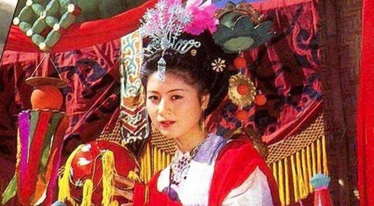 才女出上联"洞中泉水流不尽",才子妙对下联,才女"我嫁给你"