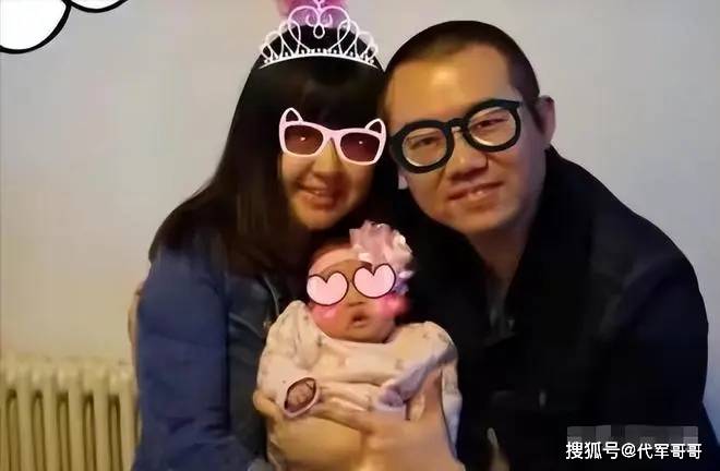 但如今,涂磊有老婆孩子陪在身边,直播赚的钱也不比当主持人时候的少.
