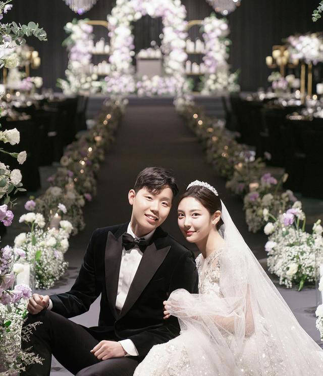 26岁羽毛球世界冠军徐承宰晒婚纱照,妻子颜值惊艳称霸最美太太团