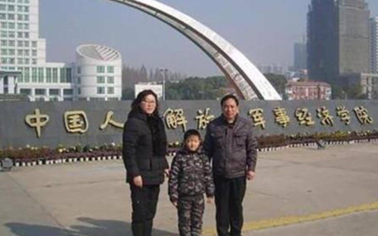 学成之后,何雨豪可以选择继续留在军队中,或者前往其他的普通大学深造