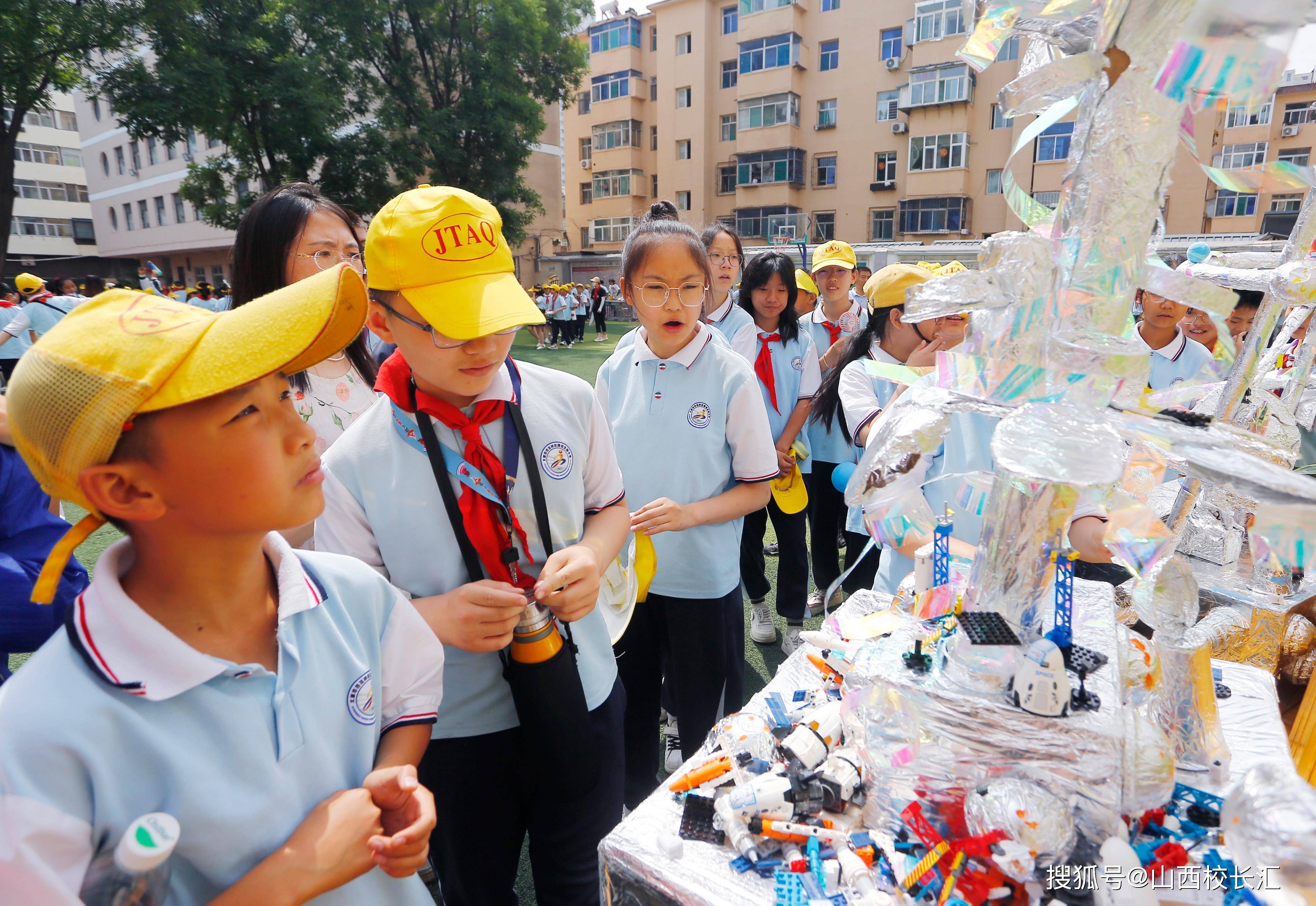 在电子电路馆里,同学们深入探索电路原理,观察开关,导线,用电器,电源