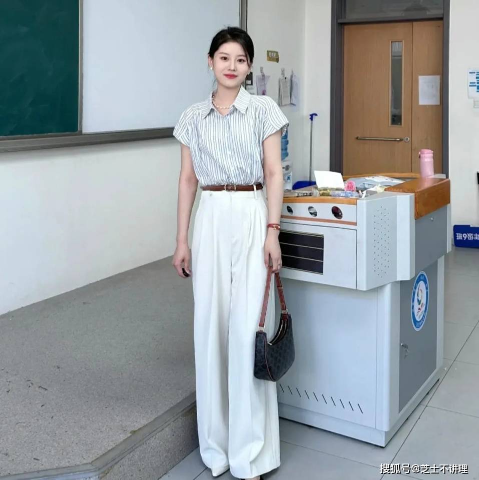 夏天老师上班怎么穿?温柔小姐姐演绎优雅通勤风,气质简单稳重