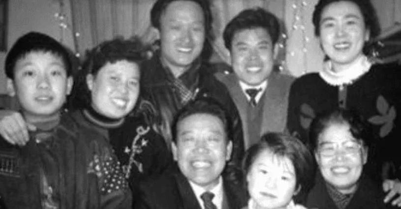 评书大师单田芳:为报恩娶大8岁乡下女人,妻子去世后他独身26年