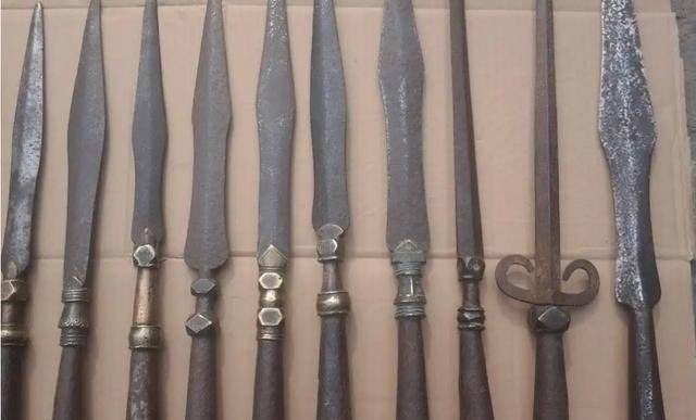 这套图里有对于骑兵在马上训练弓箭和练鸟枪方法的展现和描述,弓箭和