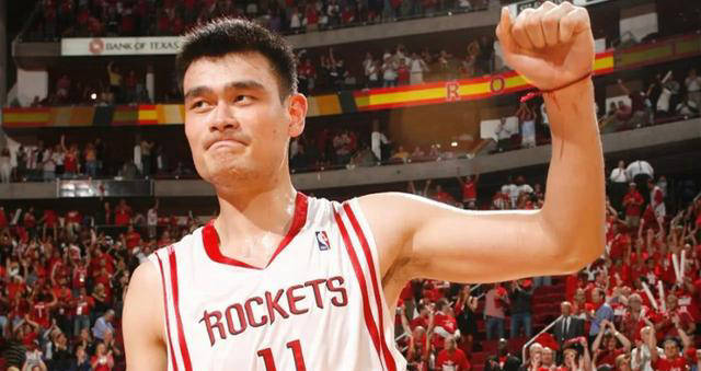 姚明8年职业生涯总工资揭秘!为何火箭要退役他的球衣?