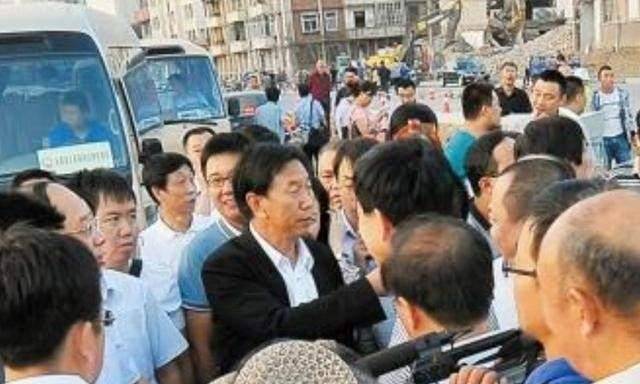 耿彦波:现实版"李达康",多次在工地晕倒,离任时市民跪地挽留