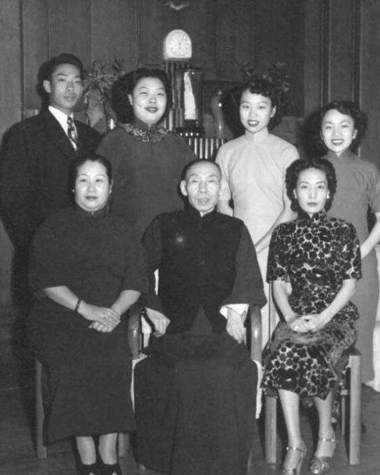 杜月笙是红十字会副会长,他捐两架飞机,送给八路军千套防毒面具