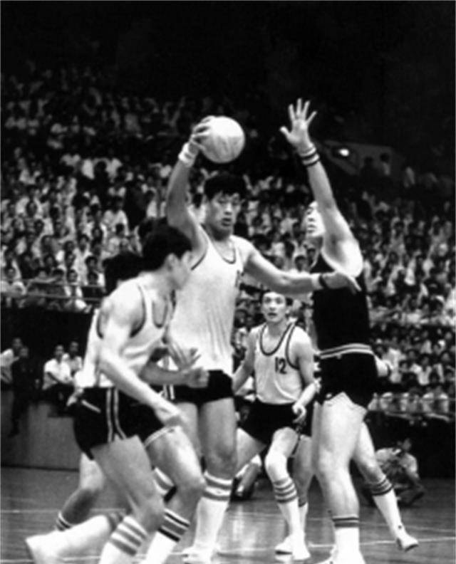 穆铁柱去世14年妻儿现状:儿女没能继承父亲身高,妻子不再住平房