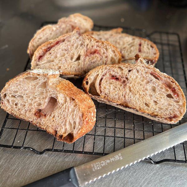 低脂欧包是一种低脂肪,高纤维的面包,其主要原料包括全麦面粉,燕麦