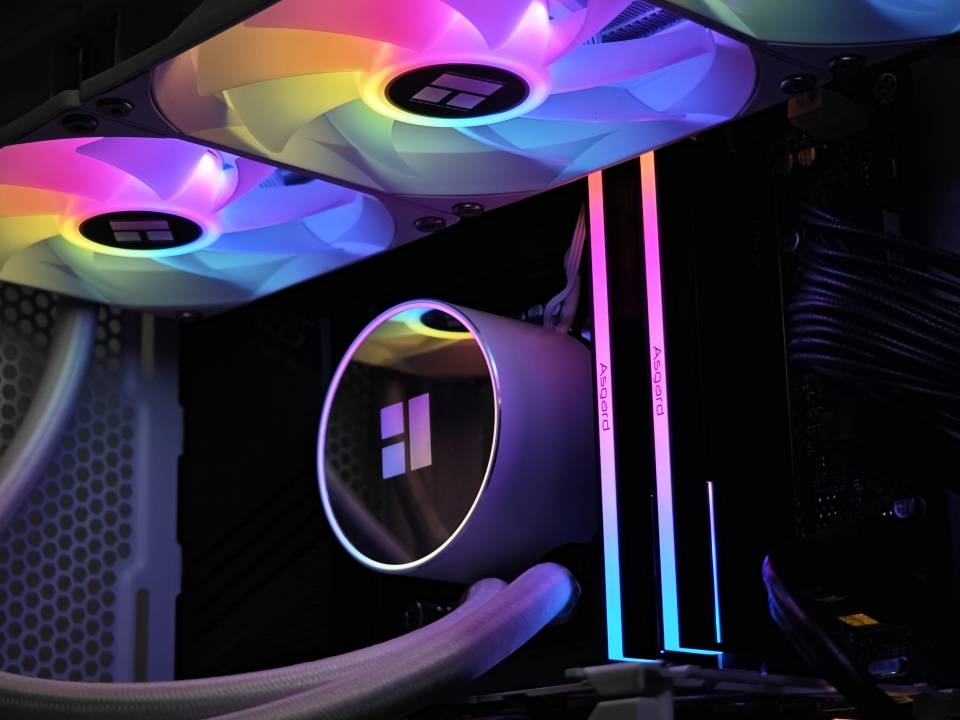 性能与美学极致融合:阿斯加特女武神Ⅱ代DDR5电竞内存实测揭秘!