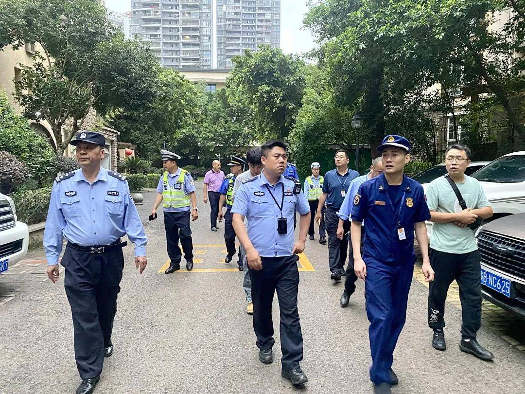 5月29日晚,永川区消防,公安,市场监管,住建,城管,属地街道等多部门