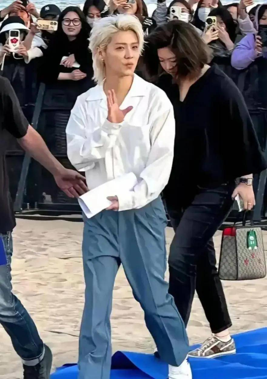 34岁鹿晗无修生图曝光,网友:和女友关晓彤越长越像!