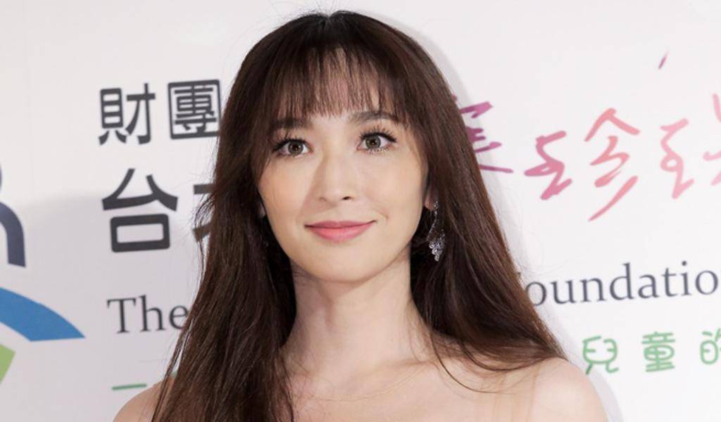 吴佩慈罕见亮相名媛聚会,身着旧衣风采依旧,富豪伴侣已久未露面