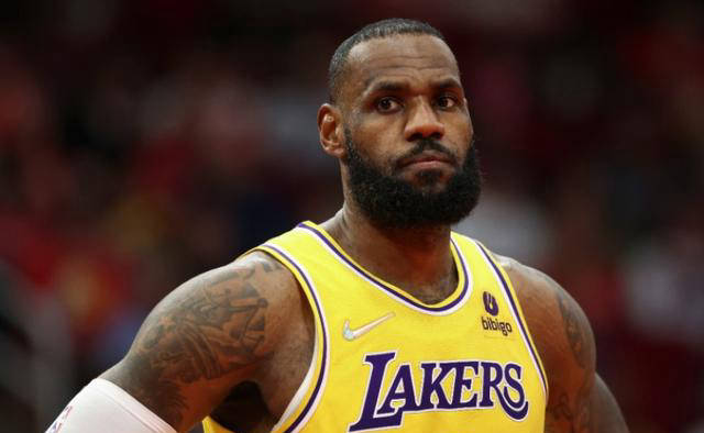 首先,必须理解,詹姆斯超越了球员的身份,更像是一个商业帝国的缔造者.