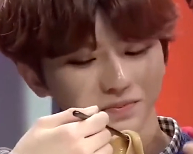 蔡徐坤为了吃东西连面子都不要了,说好坚决不吃,下一秒画风突变