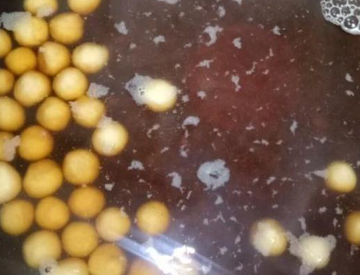 奶茶里的黑色"珍珠",到底是怎么做出来的?现在总算知道了