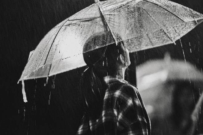 夜晚雨中漫步图片图片