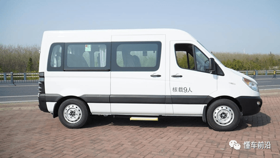 这种车型既适合家庭用车,也能满足小团体的需求,是日常生活中最常见的