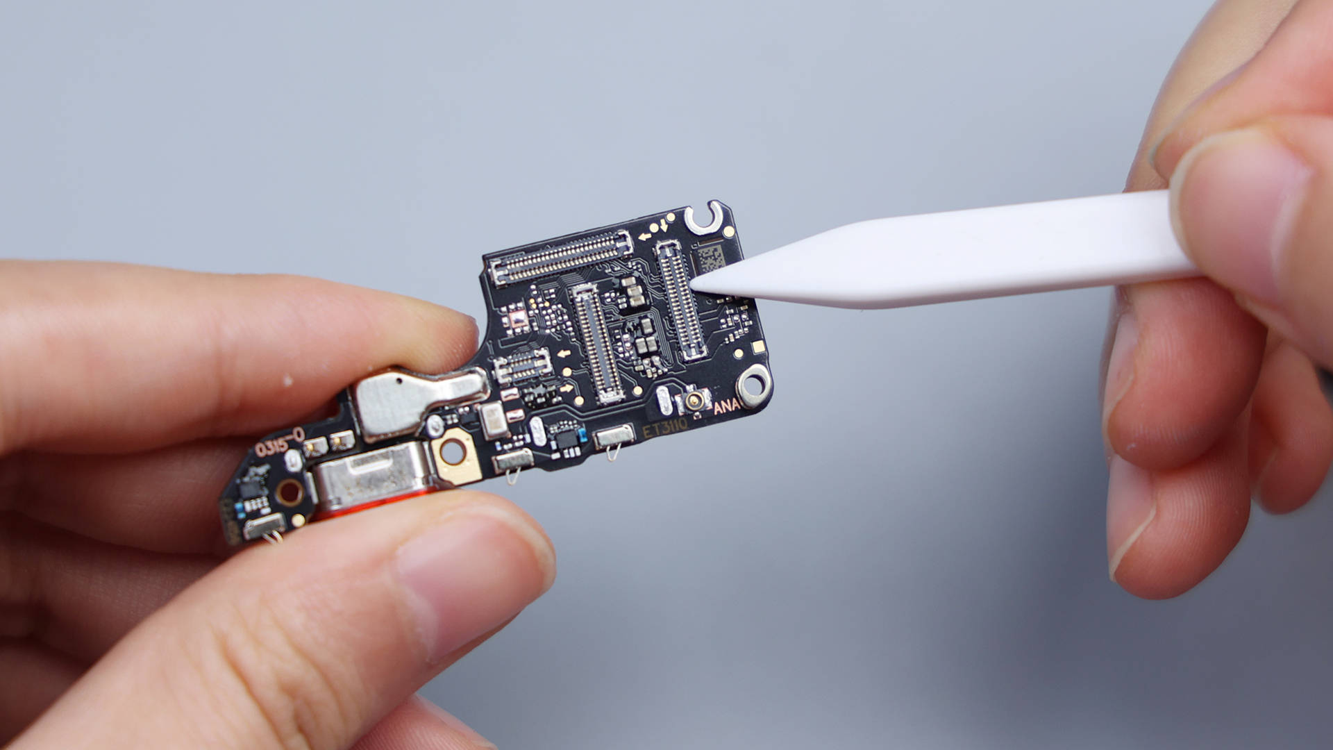 麦克风在中间位置,外面没有金属罩,usb接口设有红色防尘防水橡胶圈.