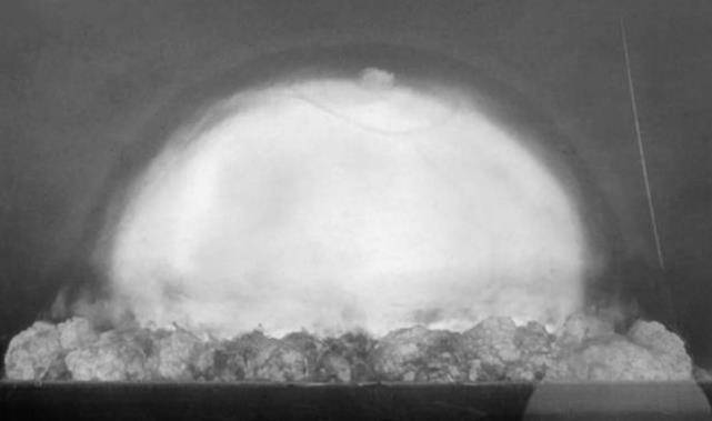 美国第一颗原子弹"小玩意"试爆按常理说来,美国第一颗原子弹爆炸时间
