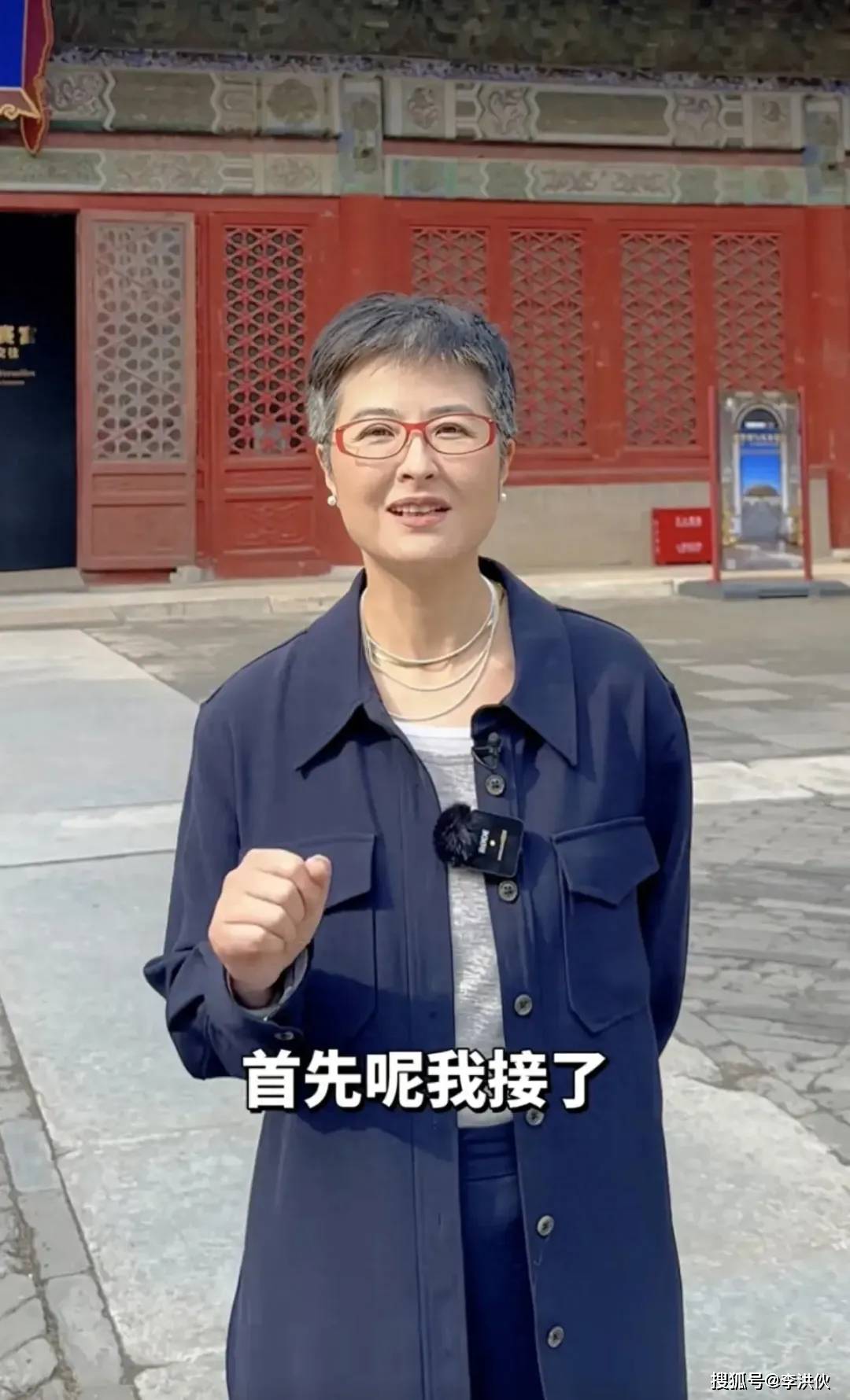 51岁前央视主持人断崖式衰老头发花白坦言以前黑发都是染的