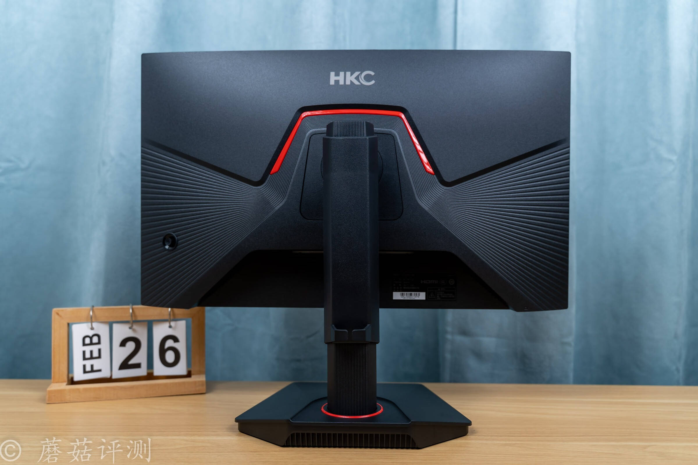 占地空间十分小巧,显示效果丝般顺滑,hkc猎鹰二代g24h2旗舰电竞显示器