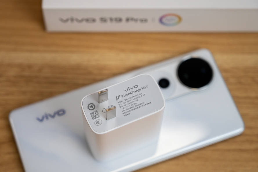 在充电方面,vivo s19 pro支持80w有线快充,根据我们的实际测试,从2%