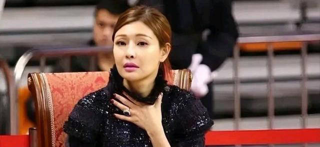 广东队老板娘吴迪:42岁身材傲人,身价40亿,背后文身韵味十足