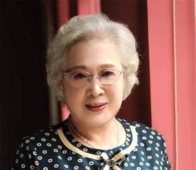 秦怡在刘琼眼中就像是一个小妹妹一般,在演艺和生活中颇照顾她.