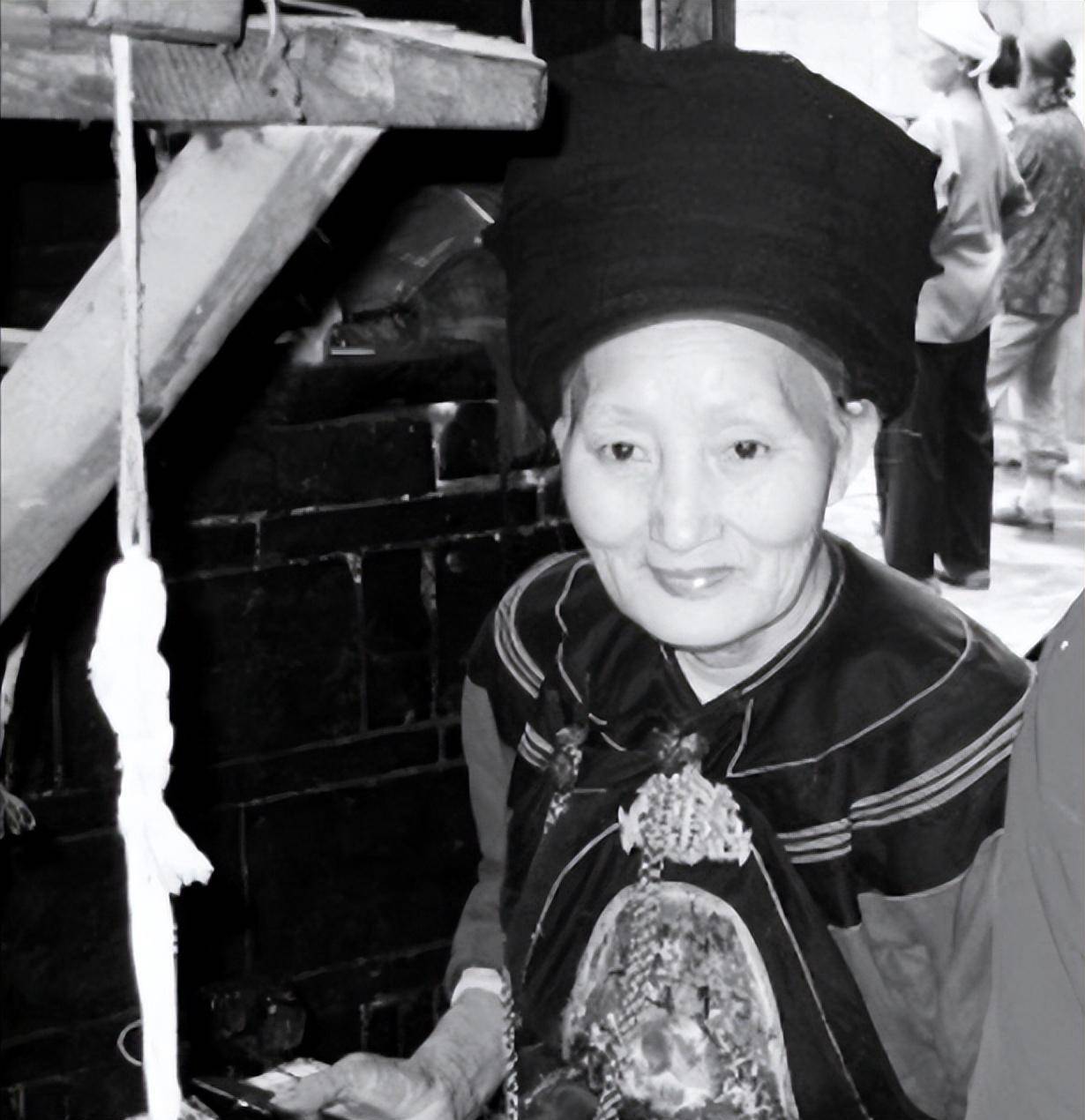 婚后,张平一直对杨炳莲很照顾,很疼爱.