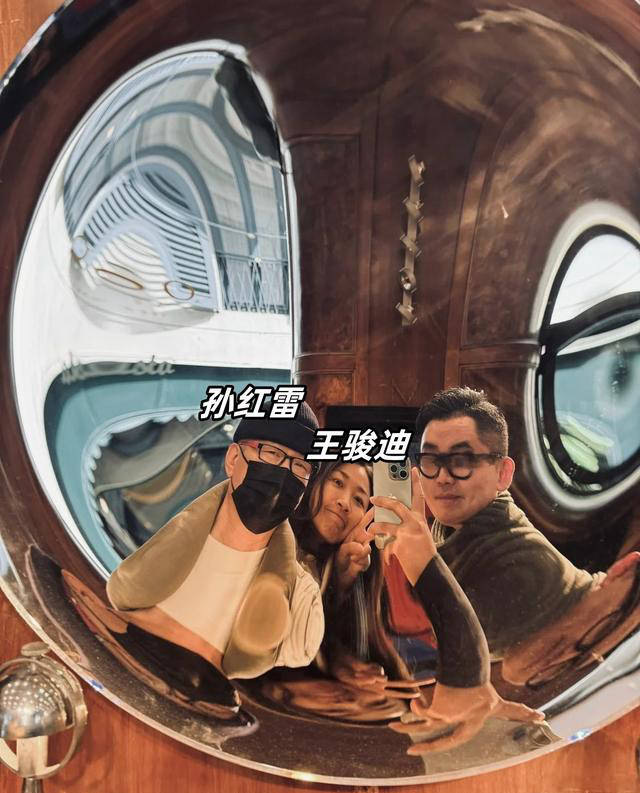 孙红雷移民国外?与妻子米兰选购家具,展现时尚魅力