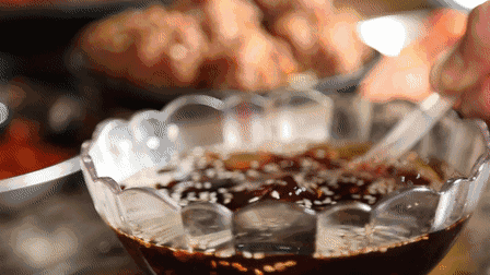 夏天自制冰粉,搅一搅,浇上糖汁,甘甜丝滑透心凉,比冰棍都好吃