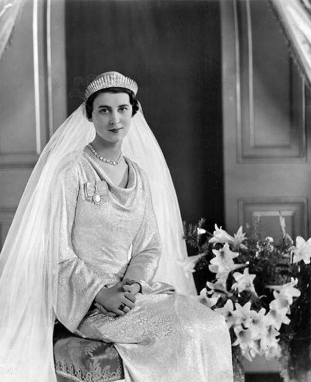 到了适婚年龄,王室为他聘娶了希腊公主.