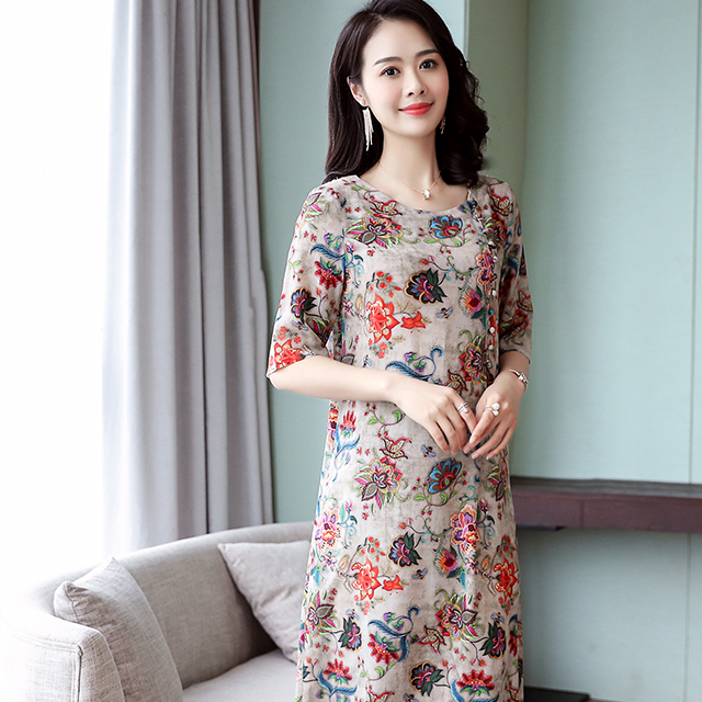 女人过了40岁,建议买件真丝裙,尽显高贵大方又体面_印花_连衣裙_时尚