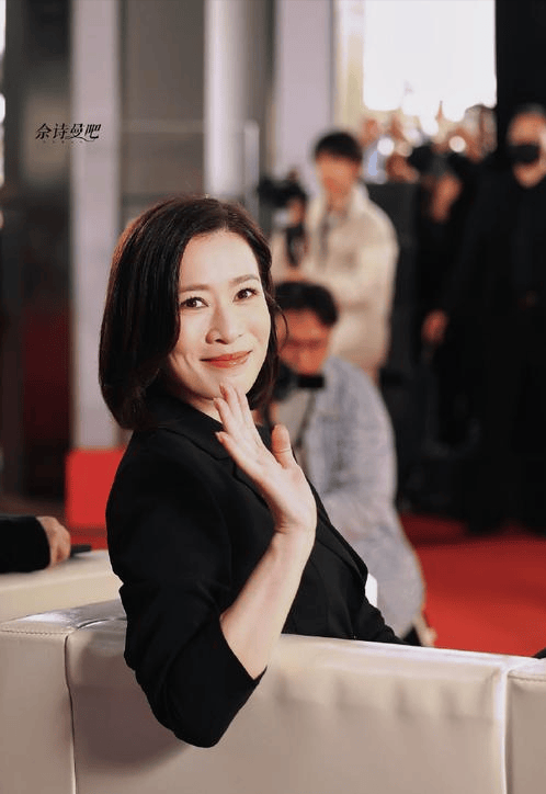 佘诗曼再次聊到结婚,50岁不怕老,感叹:存钱是最大的安全感