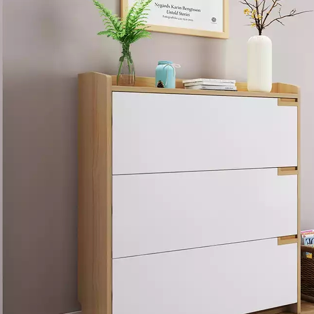 可以选择单独配置小巧的换鞋凳在鞋柜边上或靠对面墙,而换鞋凳也具备