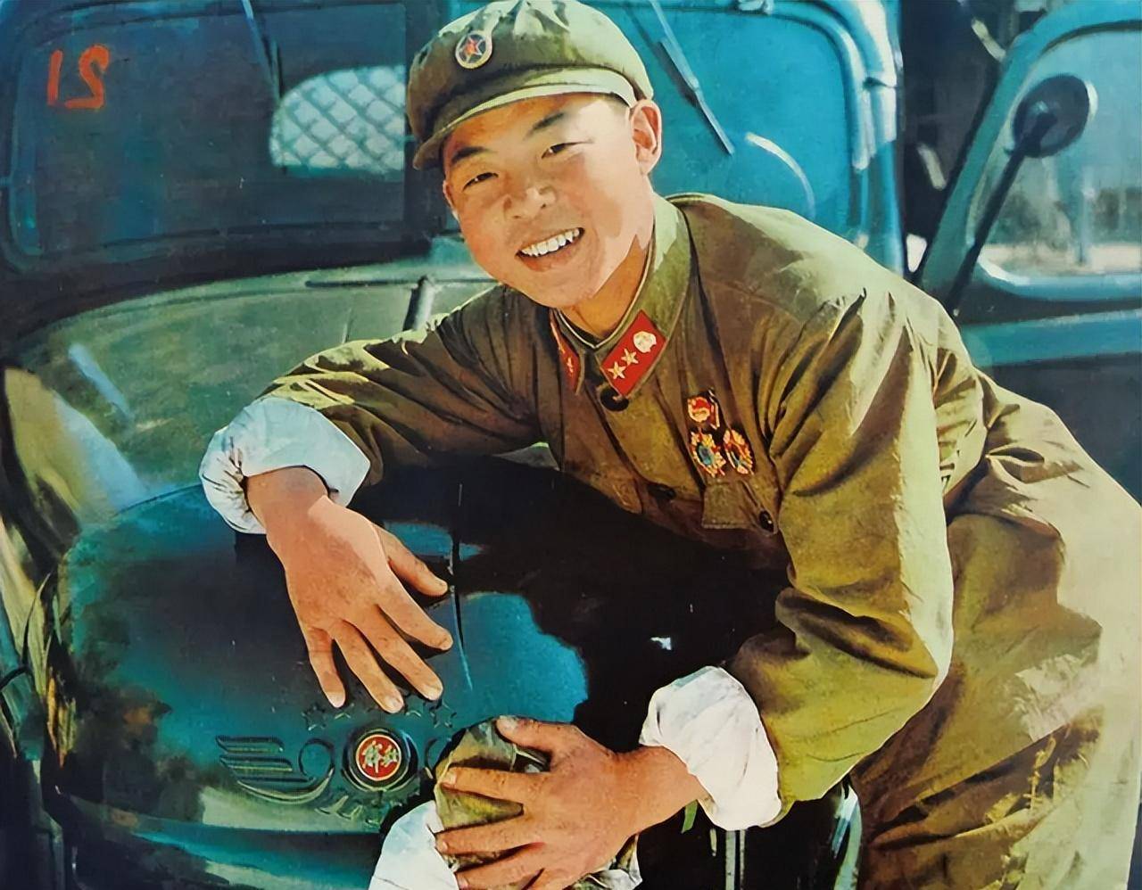 可惜这样一位英雄没有陪伴人民多久,1962年,雷锋不幸因公殉职,直到34