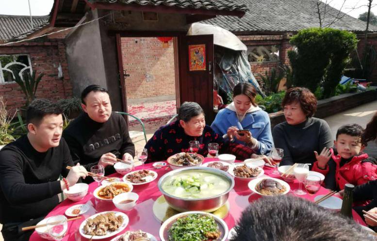 北大教授孔庆东,曾建议立法,废除年夜饭,他为啥要这么说