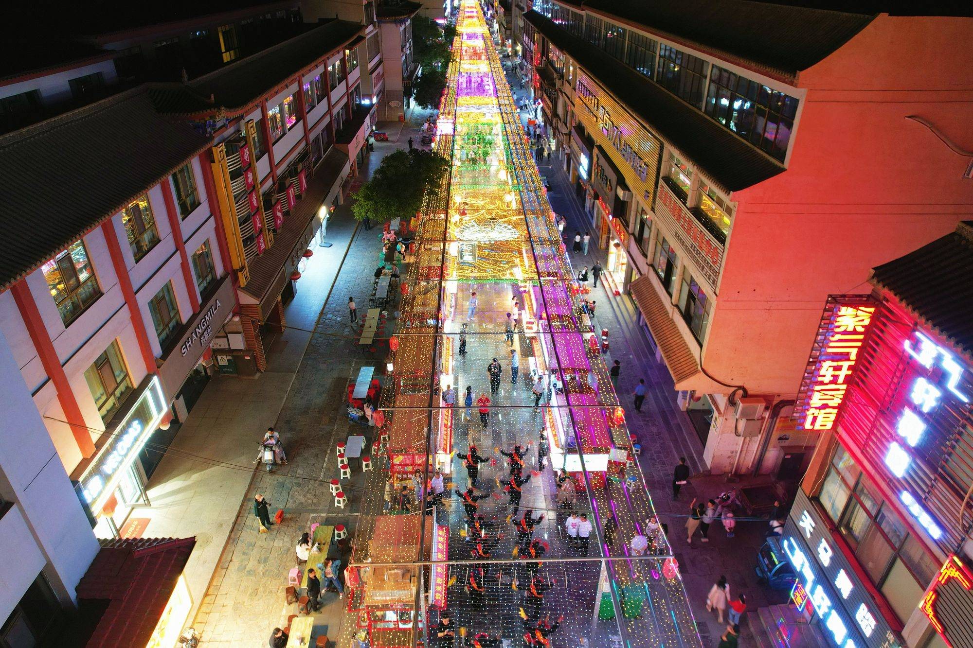 武威明清街夜市,可以品美食看表演,是夜生活的重要组成部分