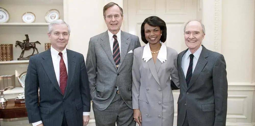 2013年小布什在被推进手术室前,向妻子痛哭忏悔:和赖斯有过暧昧_劳拉