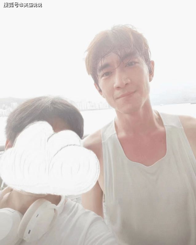 林更新香港跑步被偶遇,老头衫好抢眼,变瘦好多引网友热议