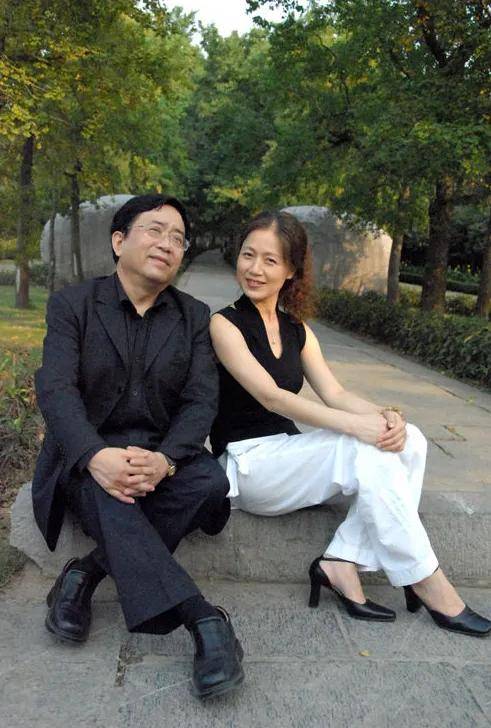 余秋雨一家合影像祖孙三代,他斯文儒雅文质彬彬马兰貌美如花,母亲端坐