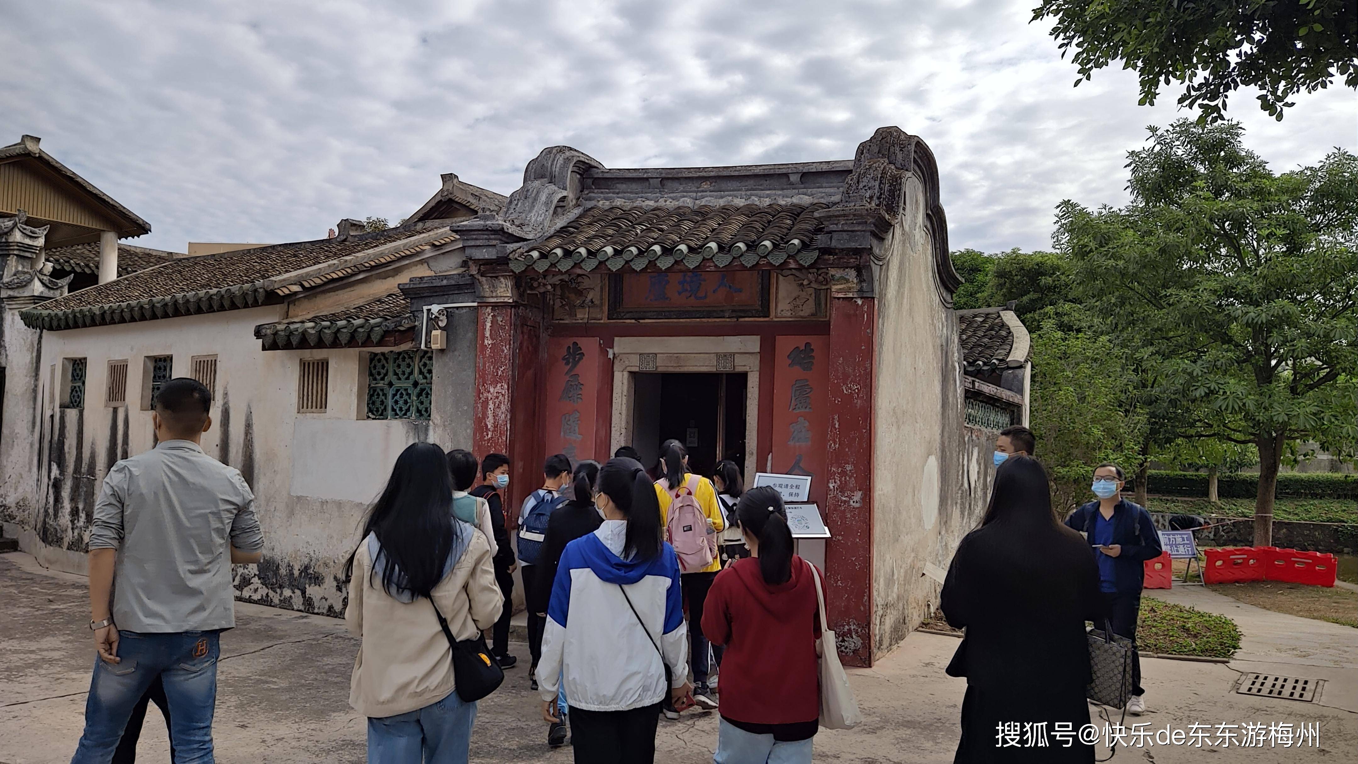 梅州客家古民居,为何石门框上都刻有两个"二维码"?有什么作用