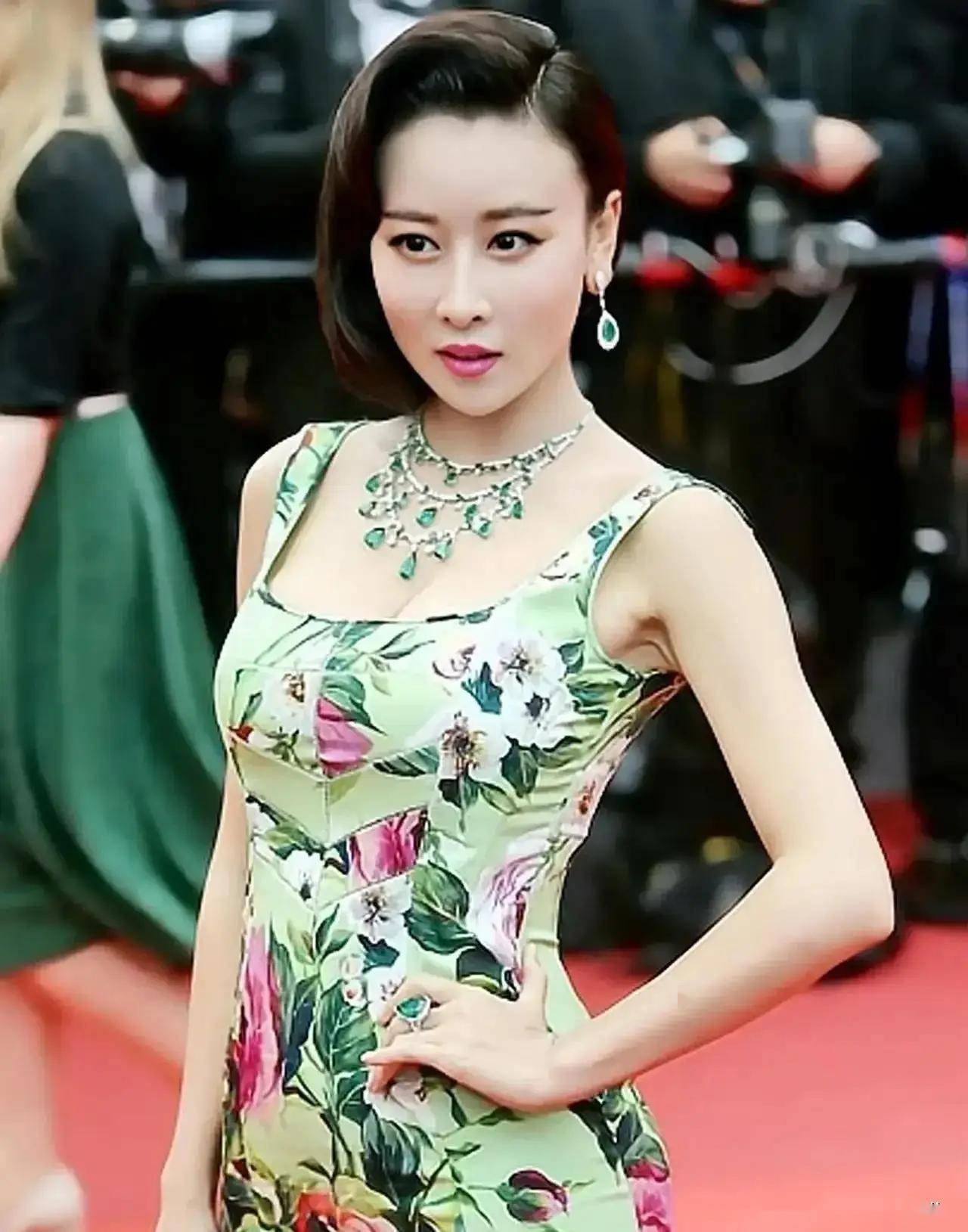 毛俊杰的写真,女神级美貌与绝美身材的完美结合!