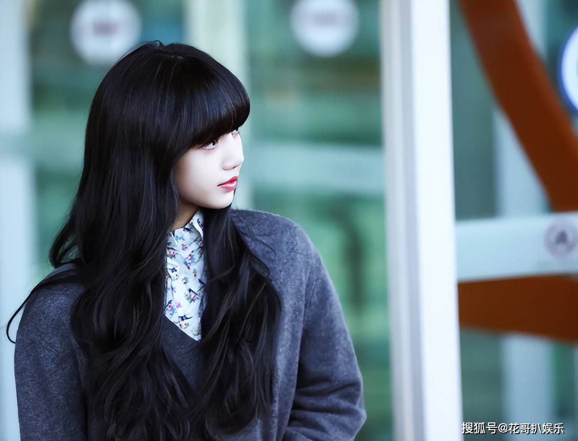 lisa与lv三公子出席派对,与白男相谈甚欢,过度媚白引发粉丝脱粉