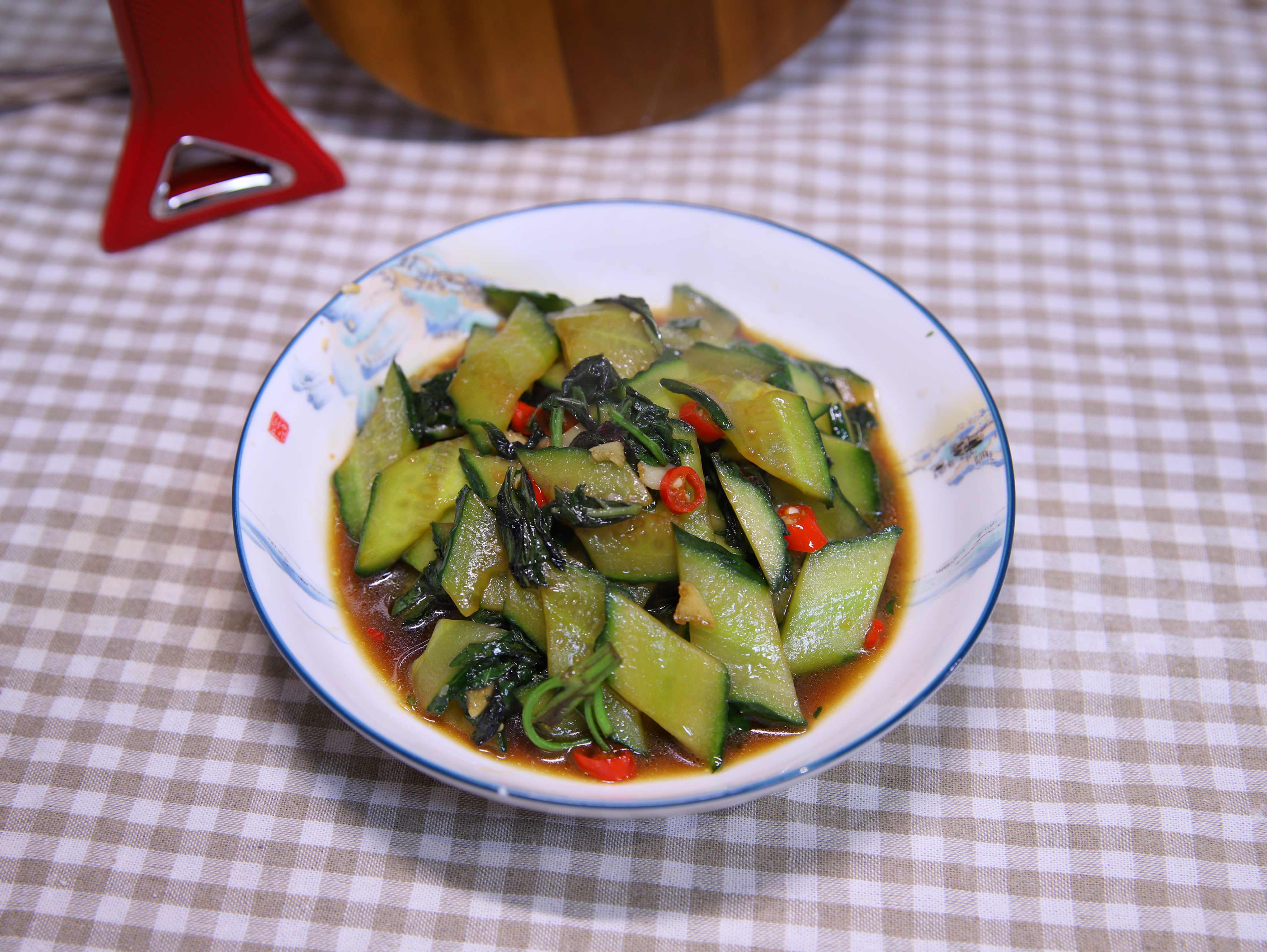 遇到这叶子千万别错过,配黄瓜一起炒,香味独特,理气润燥