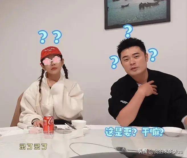 张子萱夫妇秀恩爱,女方逛街搂着陈赫胳膊,合影甜蜜又俏皮像热恋