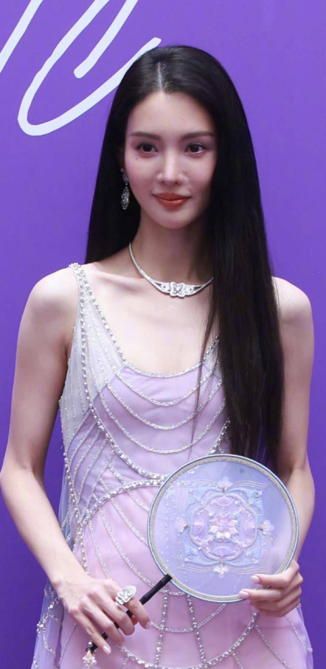 娜扎的直角肩,田曦薇的排骨身材,娱乐圈"病态审美"该停了