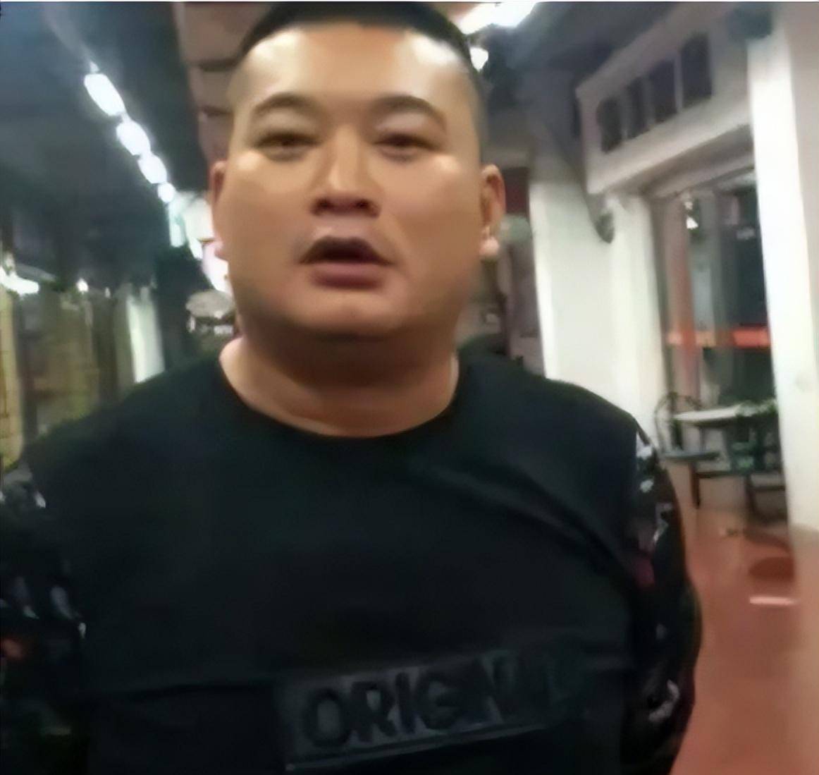 河南黑老大王红强:喝鹿血茅台酒,烧百元大钞,因自拍成为阶下囚