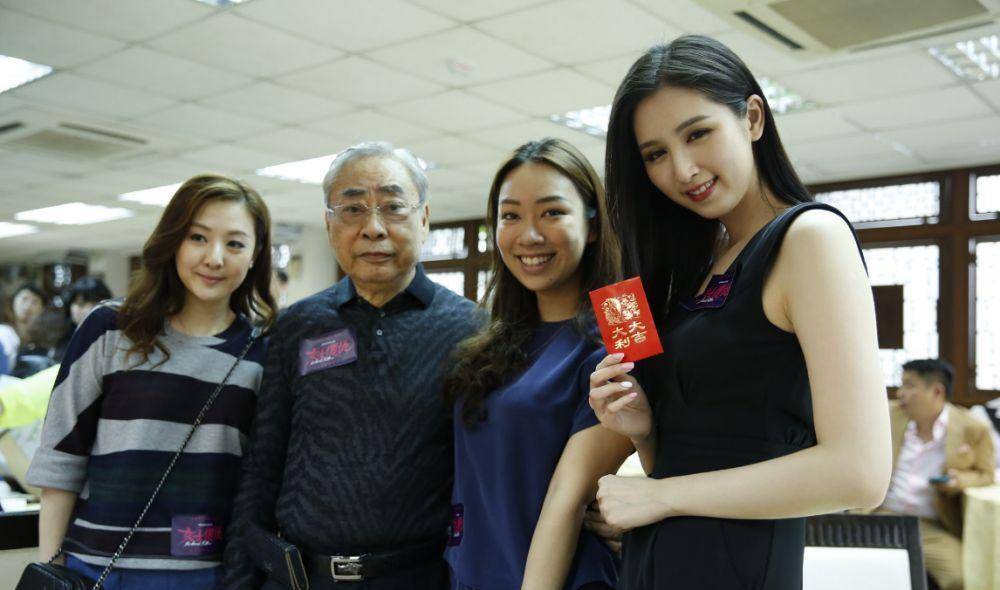 与年轻女友交往好开心,可以令自己回到青春.